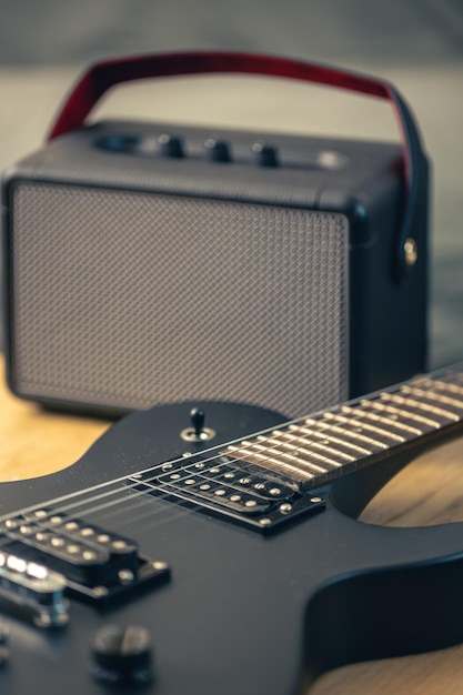 Bezpłatne zdjęcie czarna gitara elektryczna i głośnik wzmacniacz gitary bliskiej sprzętu muzycznego