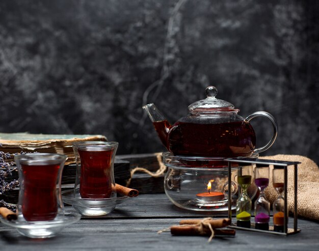 Czarna herbata z cynamonem na stole