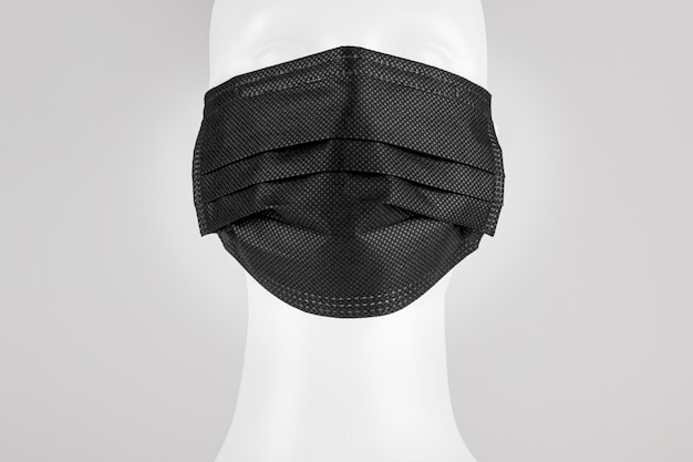 Bezpłatne zdjęcie czarna jednorazowa medyczna maska na manekinie