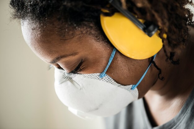 Bezpłatne zdjęcie czarna kobieta nosi ochronę słuchu