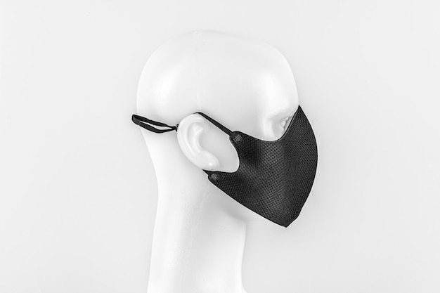 Bezpłatne zdjęcie czarna maska ochronna z tkaniny na manekinie