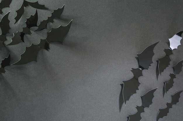 Bezpłatne zdjęcie czarne plastikowe nietoperze halloween w rogach