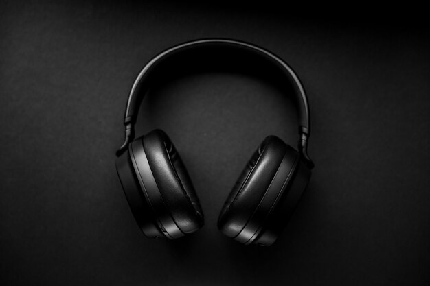 Czarne słuchawki bezprzewodowe na czarnej powierzchni