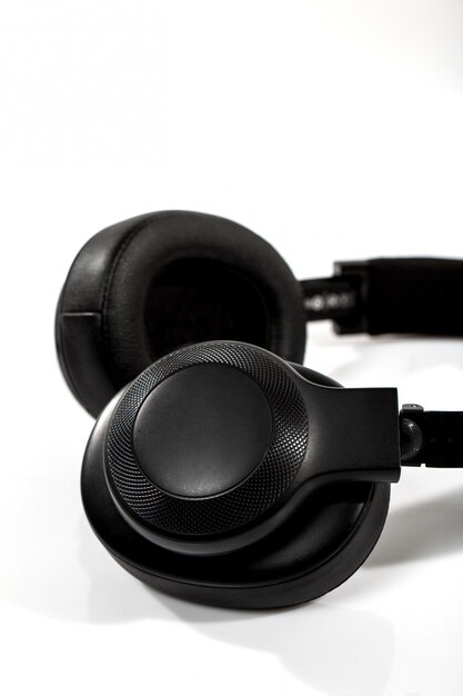 Czarne słuchawki na bielu stole