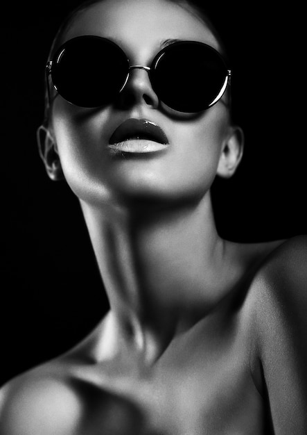 czarno-biały portret dziewczynki z okularami przeciwsłonecznymi