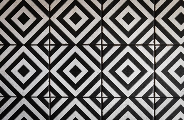 Czarno-biały talerz w geometryczny wzór na podłodze minimalistyczny design