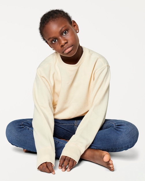 Bezpłatne zdjęcie czarny dzieciak w kremowym swetrze