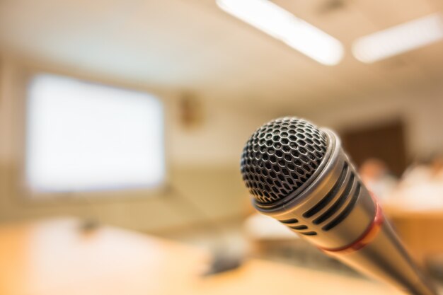 Czarny mikrofonu w sali konferencyjnej (filtrowany obraz przetwarzany v