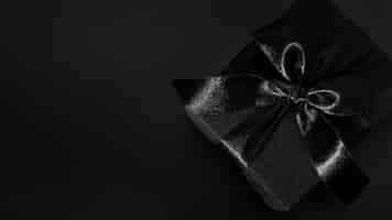 Bezpłatne zdjęcie czarny prezent na ciemnym tle