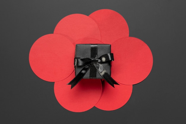 Bezpłatne zdjęcie czarny prezent na czerwonych kółkach