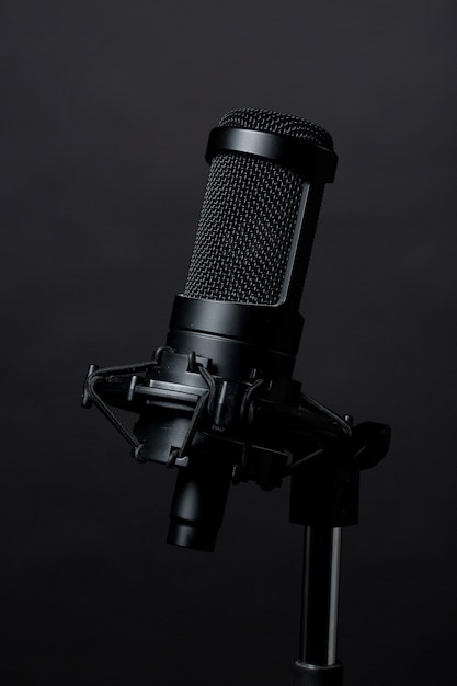 Czarny stojący mikrofon w studiu