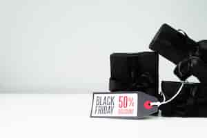Bezpłatne zdjęcie czarny zapakowane prezenty z tagiem na prostym tle
