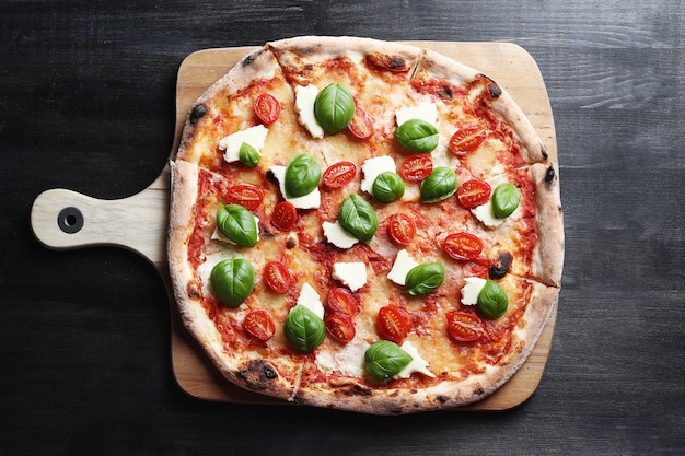 Bezpłatne zdjęcie czas pizzy! smaczna domowa tradycyjna pizza, włoski przepis