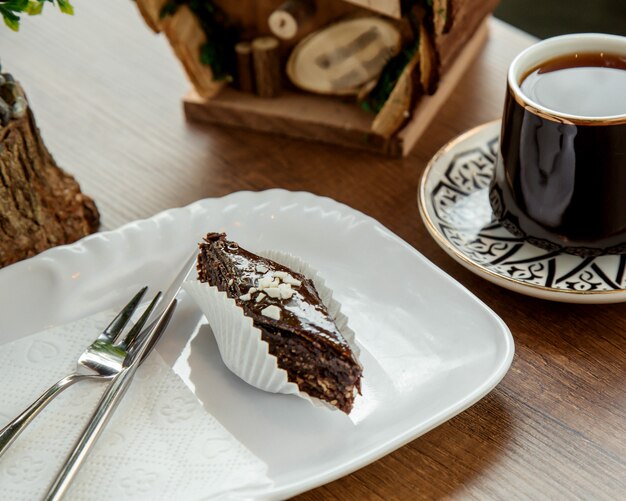 Czekoladowa baklava z orzechami i filiżanką herbaty