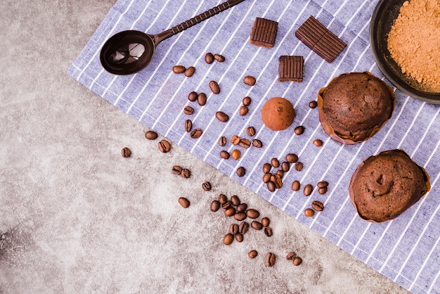Bezpłatne zdjęcie czekoladowi produkty i składniki na pielusze nad betonowym tłem