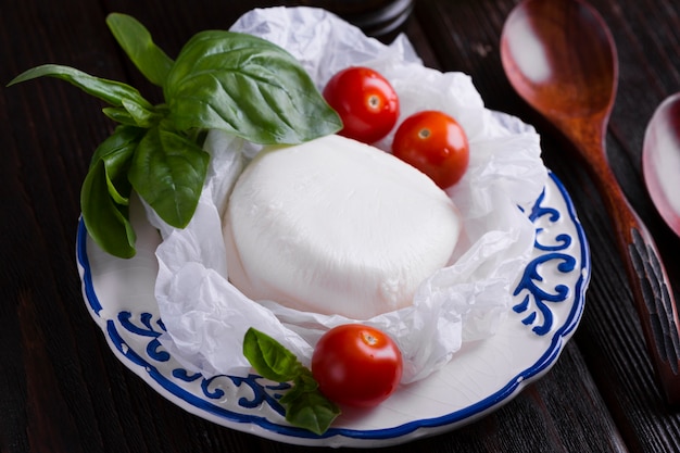 Bezpłatne zdjęcie czereśniowi pomidory i mozzarella na talerzu