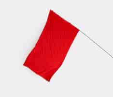 Bezpłatne zdjęcie czerwona flaga macha
