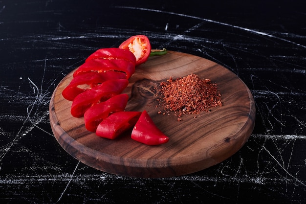 Czerwona papryka chili i papryka na drewnianej desce.