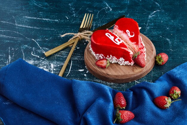 Czerwone ciasto w kształcie serca na walentynki.