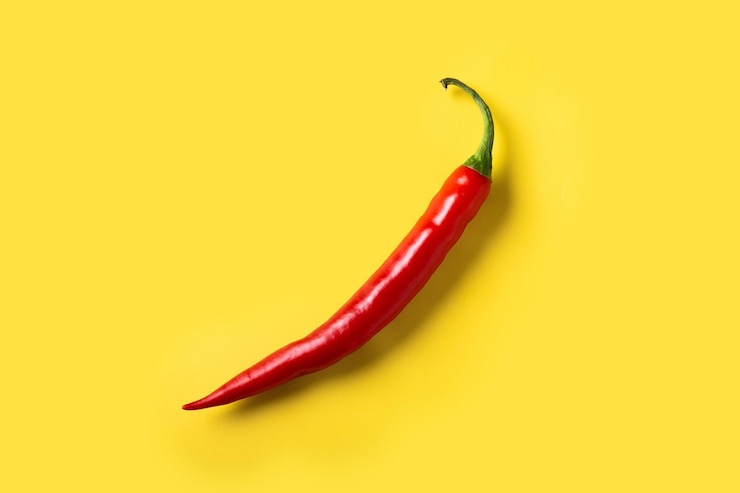 Bezpłatny plik Zdjęcie czerwone gorące papryki chili na żółtym tle