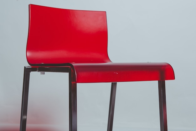 Czerwone i czarne plastikowe krzesło z bliska