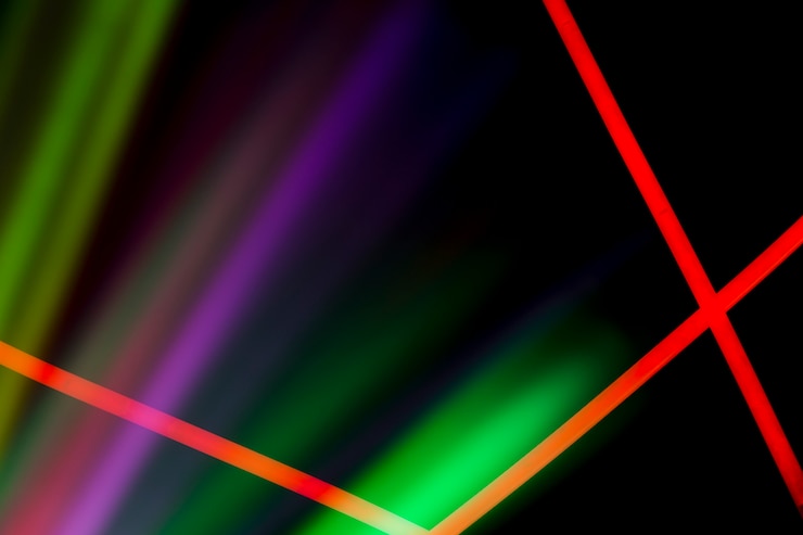 Bezpłatny plik Zdjęcie czerwone neonowe linie nad kolorowym światłem laseru na ciemnym tle