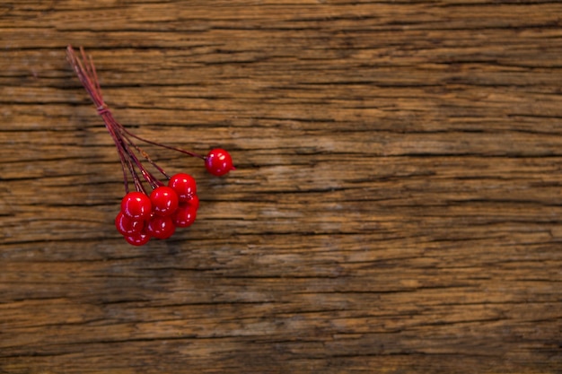 Bezpłatne zdjęcie czerwone owoce na drewnianym stole