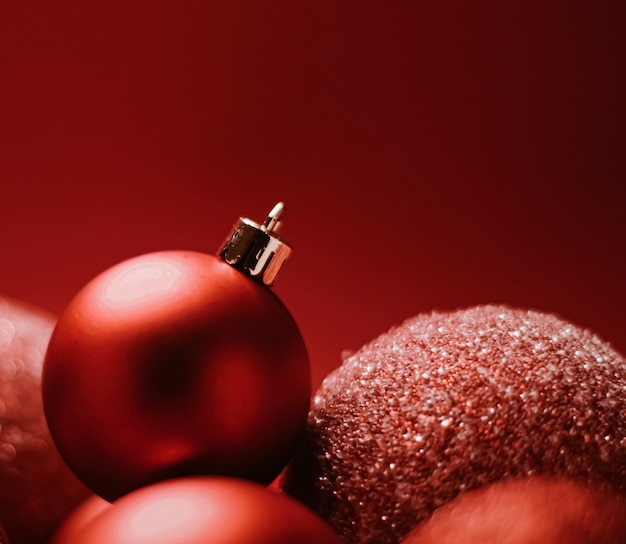 Czerwone ozdobne bombki bożonarodzeniowe jako świąteczne tło ferii zimowych