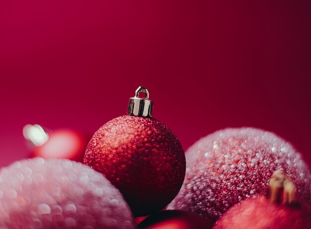 Czerwone Ozdobne Bombki Choinkowe Jako świąteczne Tło Ferii Zimowych Premium Zdjęcia