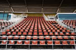 Bezpłatne zdjęcie czerwone puste i stare plastikowe siedzenia na stadionie.