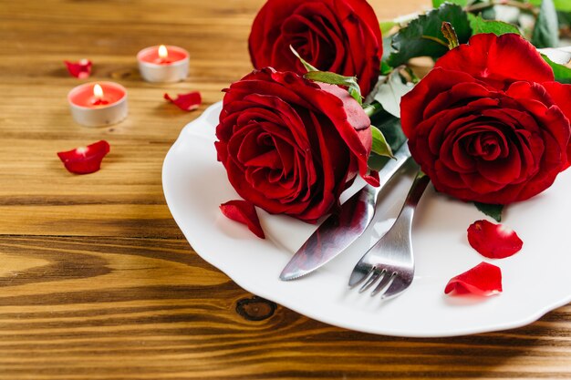 Czerwone róże na białym talerzu