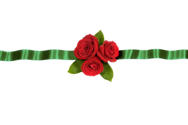 Czerwone róże zielona wstążka kwiatów baner