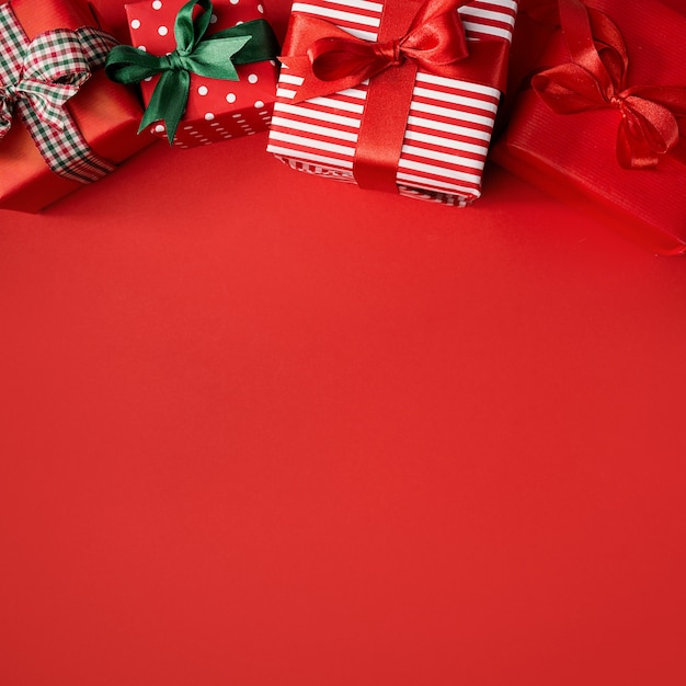 Bezpłatne zdjęcie czerwone świąteczne prezenty na czerwono