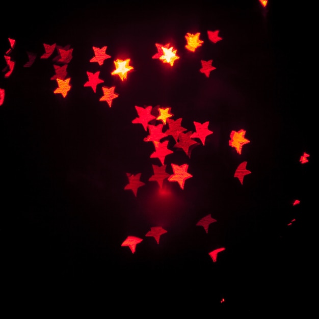 Bezpłatne zdjęcie czerwone światła w kształcie gwiazdy