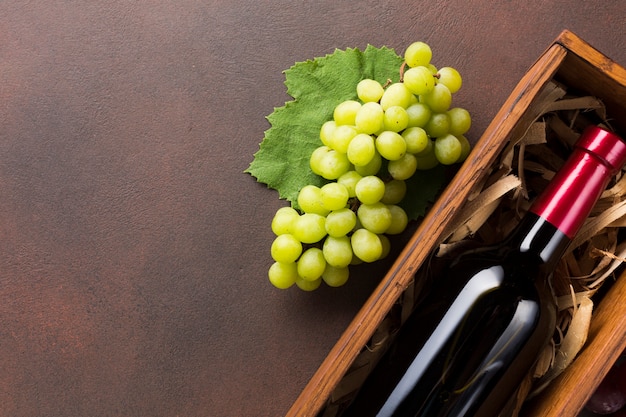 Bezpłatne zdjęcie czerwone wino i białe winogrona