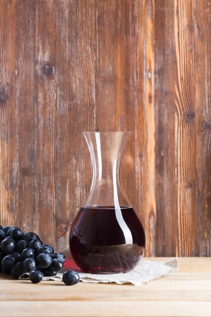 Czerwone wino w karafce i winogron widok z przodu