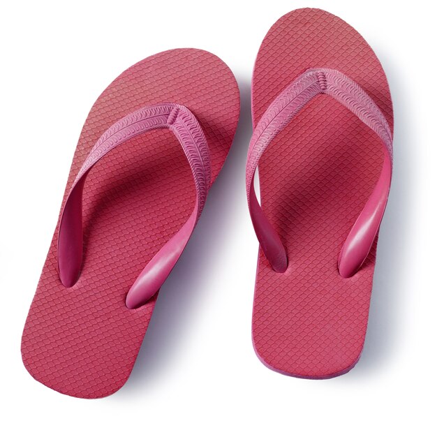 Czerwoni flipflops plaży sandały odizolowywający na białym tle