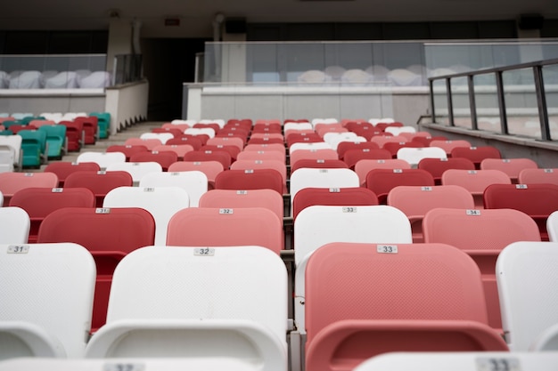 Bezpłatne zdjęcie czerwono-białe trybuny pod małym kątem na arenie