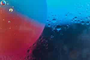 Bezpłatne zdjęcie czerwony i błękitny abstrakcjonistyczny tło z bąblami