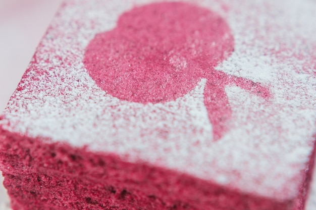 Czerwony pastila kawałek pokryty makaronu cukru w ​​proszku makro widok
