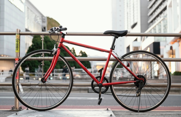 Czerwony rower z czarnymi detalami