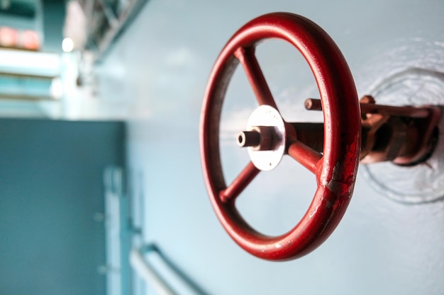 Czerwony zawór przeciwpożarowy. urządzenie w sieci wodociągowej, które umożliwia podłączenie sprzętu zapewniającego zaopatrzenie w wodę do gaszenia pożaru.