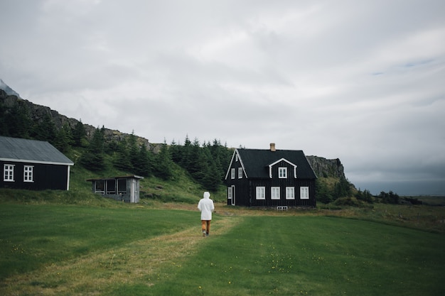Człowiek bada tradycyjny islandzki krajobraz