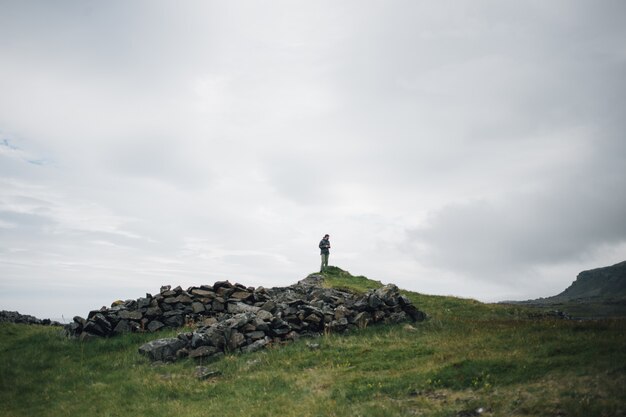 Człowiek bada tradycyjny islandzki krajobraz