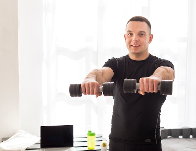 Bezpłatne zdjęcie człowiek fitness