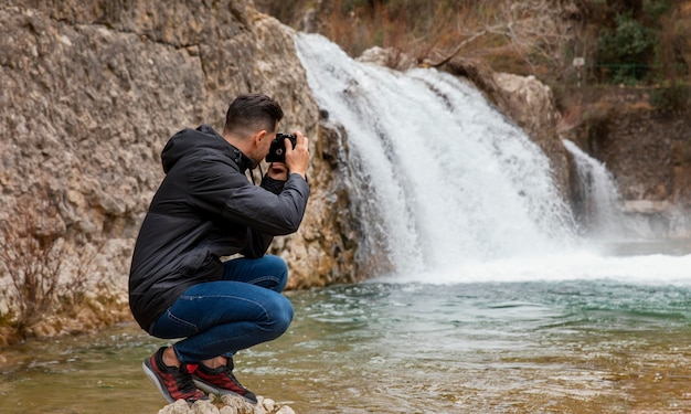 Bezpłatne zdjęcie człowiek fotografujący przyrodę