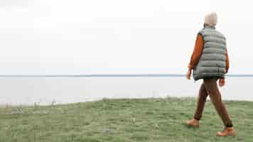 Bezpłatne zdjęcie człowiek idący na polu w kierunku wody