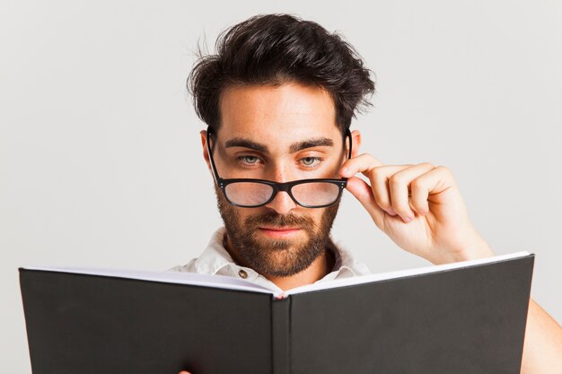 Człowiek intelektualny pozowanie w okularach i książkę