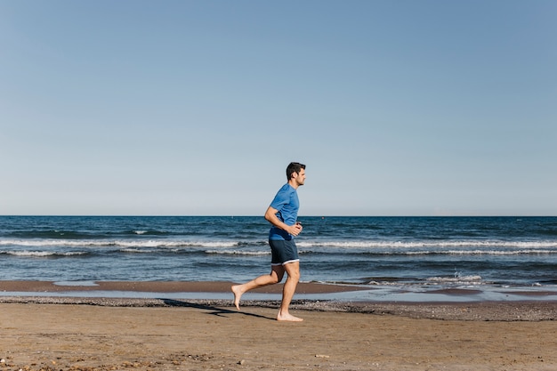 Człowiek jogging na plaży