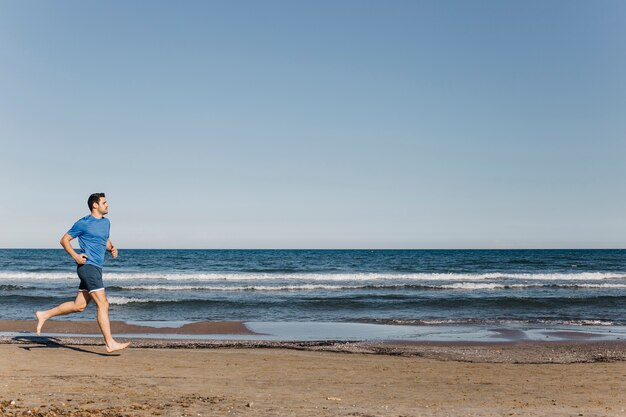 Człowiek jogging na plaży